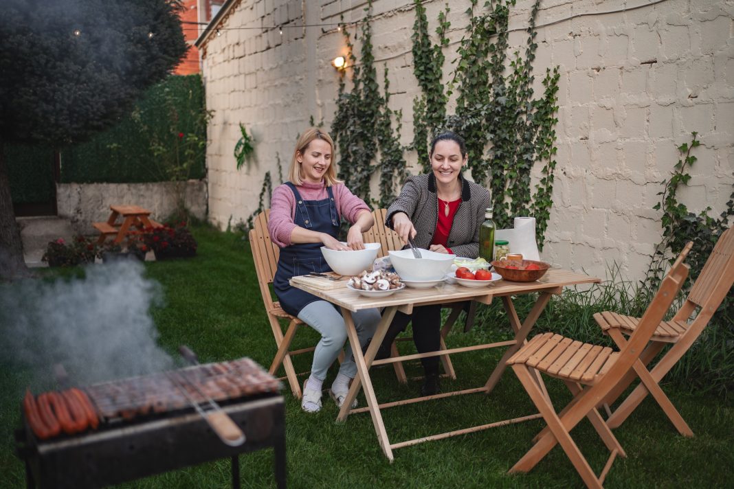 Cum îți construiești singur grătarul de curte și transformi grădina în locul perfect pentru relaxare