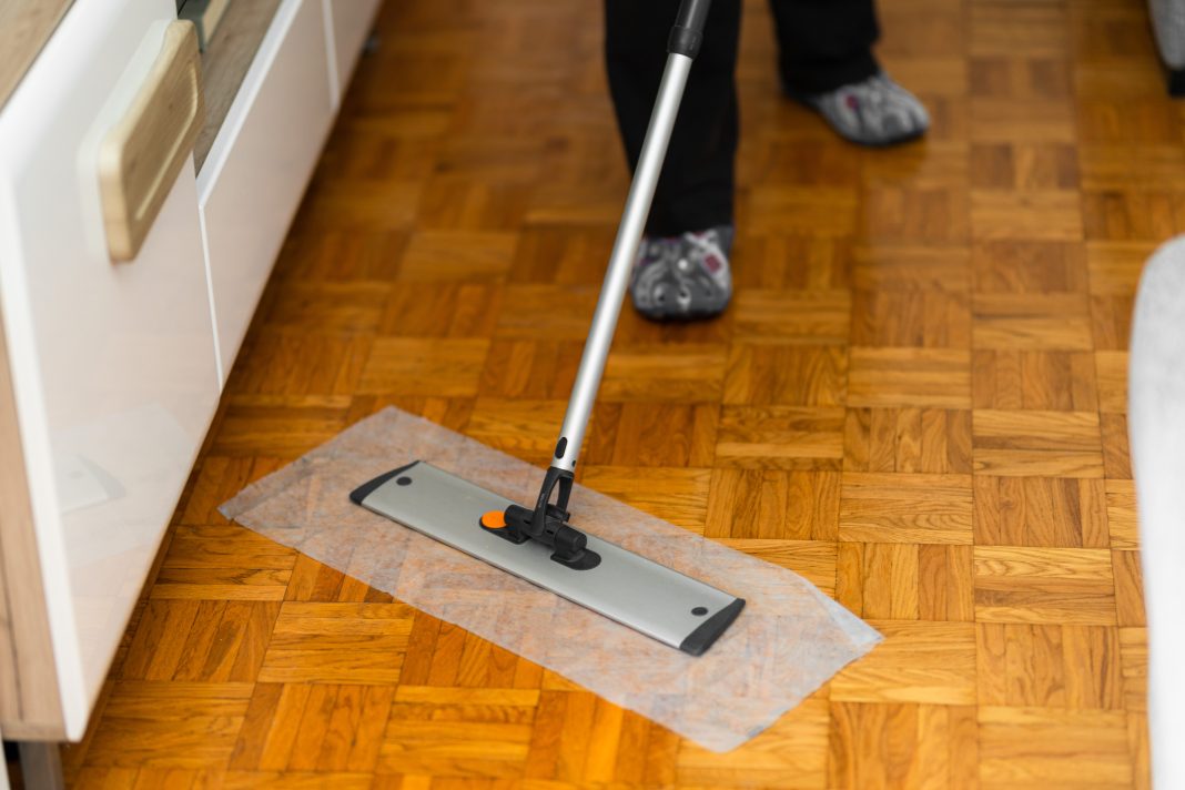 Cum se curăță și se îngrijește corect parchetul Cum se curăță și se îngrijește corect parchetul