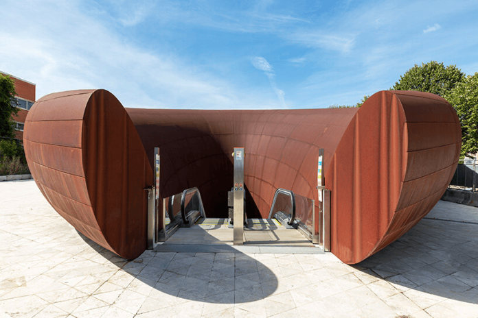 Sculptură la Metroul din Napoli Anish Kapoor și Infernul lui Dante