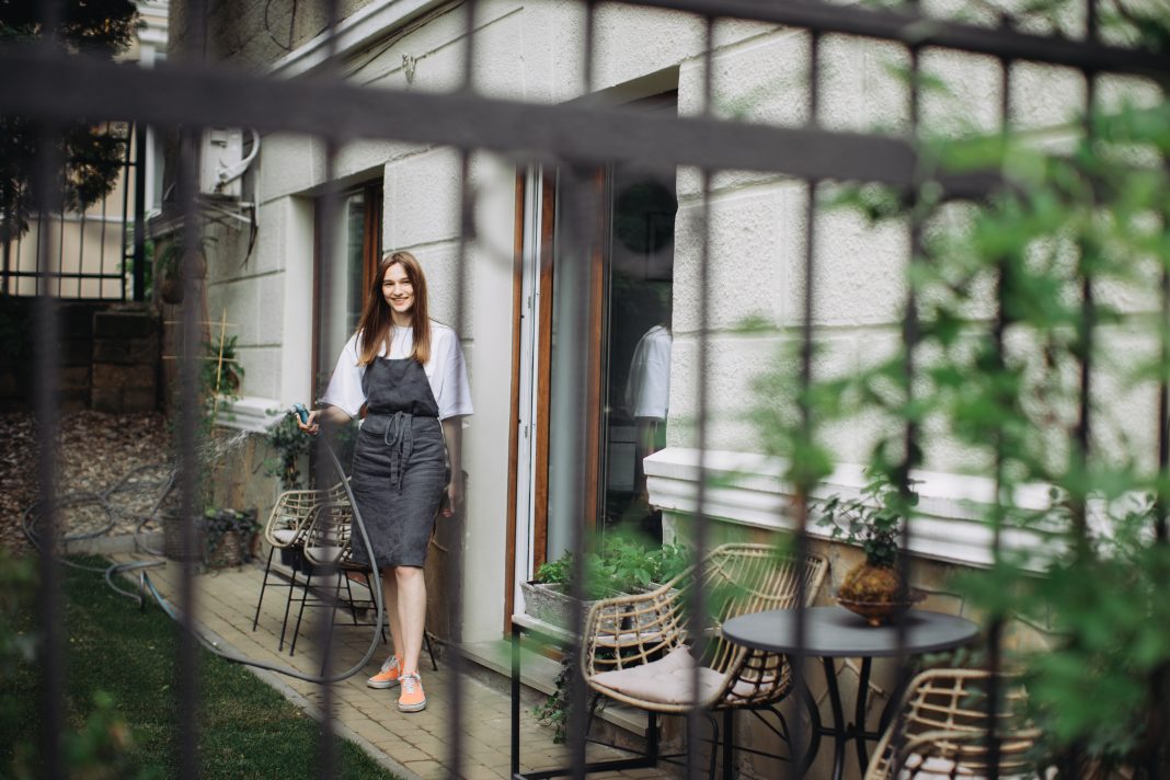 Cum să-ți reîmprospătezi gardul metalic vechi: idei creative și soluții eficiente pentru o curte cu stil Cum să-ți reîmprospătezi gardul metalic vechi: idei creative și soluții eficiente pentru o curte cu stil