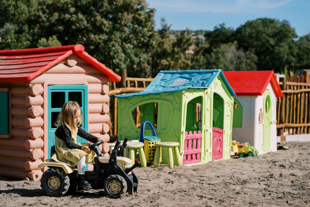 Cum amenajezi acasă un loc de joacă exterior