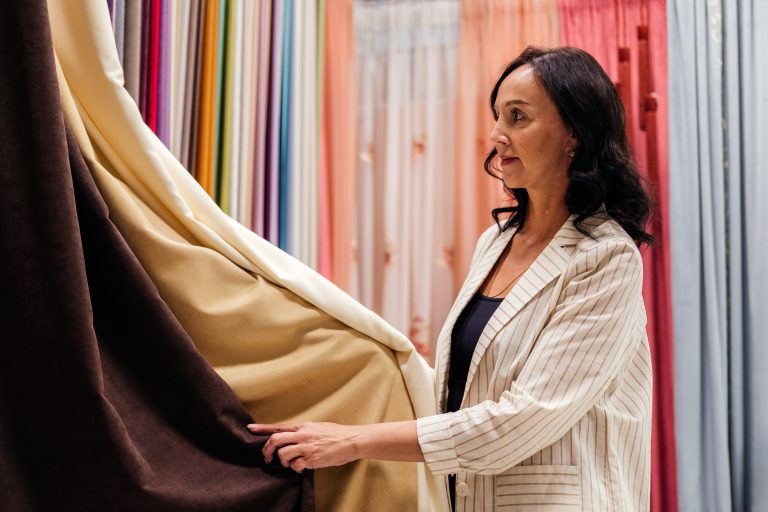 Perdele și draperii – detaliile care schimbă complet atmosfera casei