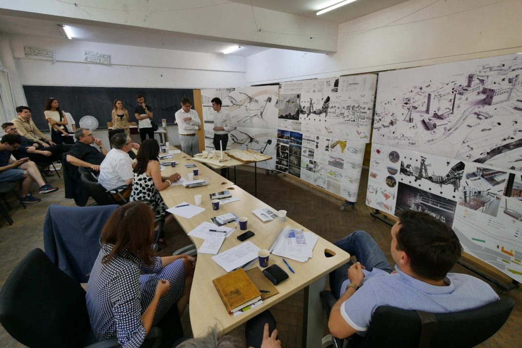 Arhitectura profesională - out în SUA Background Arhitectura profesională - out în SUA Background