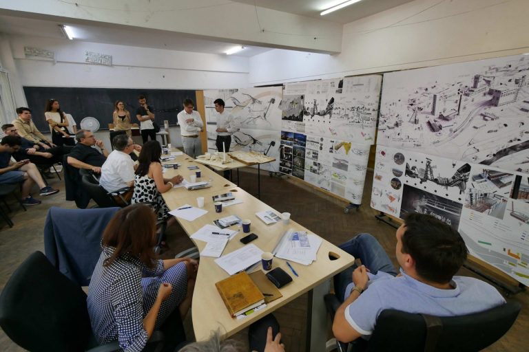 Arhitectura profesională - out în SUA Background