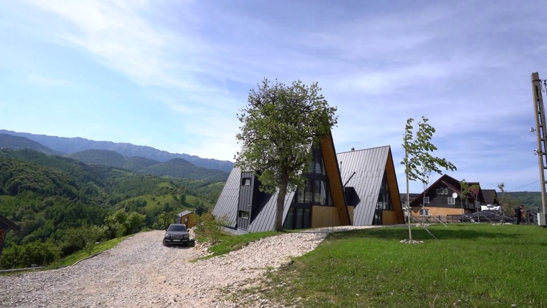 Cabane A-frame în Piatra Craiului design și natură în armonie Cabane A-frame în Piatra Craiului design și natură în armonie
