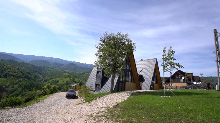 Cabane A-frame în Piatra Craiului: design și natură în armonie/VIDEO Cabane A-frame în Piatra Craiului design și natură în armonie