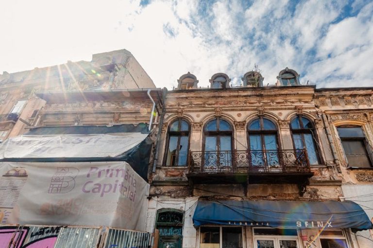 Clădire istorică – reabilitată după fotografii vechi Clădire istorică - reabilitată. Renovarea a fost finanțată din bugetul municipalității și implementată de AMCCRS