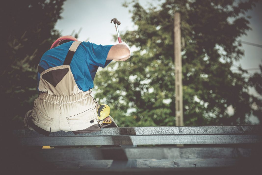 Cum repari corect scurgerile din acoperiș