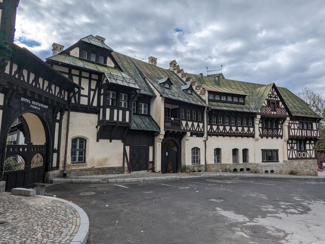 Hotelul Furnica - scos la vânzare. Clădirea aflată chiar în apropierea Castelului Peleș este scoasă la vânzare