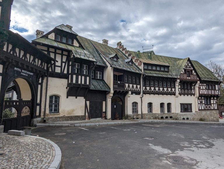 Hotelul Furnica – scos la vânzare. Statul se face că plouă! Hotelul Furnica - scos la vânzare. Clădirea aflată chiar în apropierea Castelului Peleș este scoasă la vânzare
