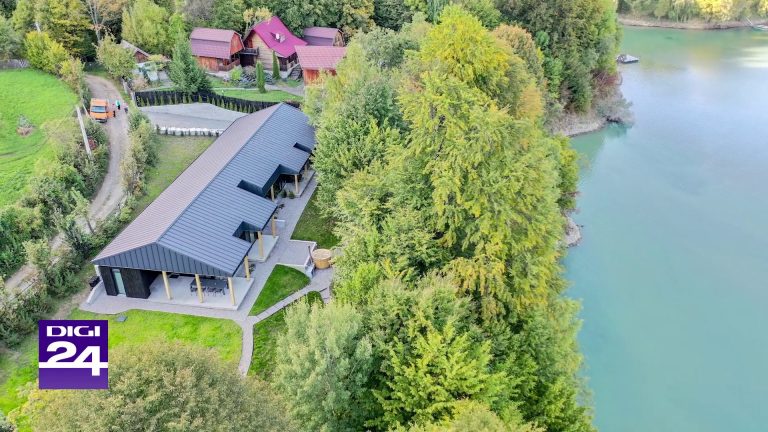 Refugiul din Valea Doftanei. În Valea Doftanei, acolo unde muntele se lasă oglindit în apele unui lac limpede, s-a născut un proiect de arhitectură