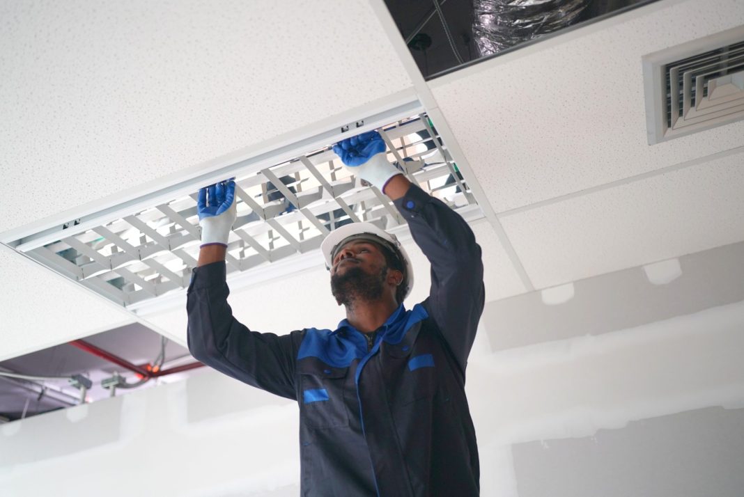 Tavanul fals este preferat în renovări rapide, apartamente mici sau case în care se dorește un look contemporan Tavanul fals este preferat în renovări rapide, apartamente mici sau case în care se dorește un look contemporan