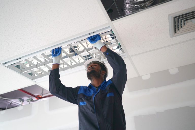 Tavanul fals este preferat în renovări rapide, apartamente mici sau case în care se dorește un look contemporan