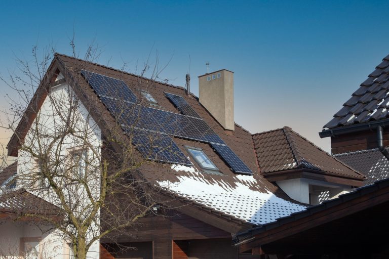 Panourile solare pe timp de iarnă: cât de eficiente sunt pentru încălzirea locuinței Panourile solare pe timp de iarnă: cât de eficiente sunt pentru încălzirea locuinței