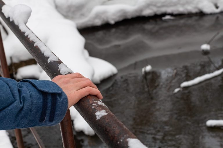 Țevi înghețate iarna: cum le detectezi, dezgheți și previi pagubele