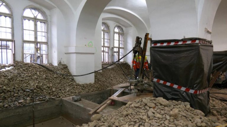 Ziduri medievale descoperite sub Castelul Huniade Ziduri medievale descoperite sub Castelul Huniade