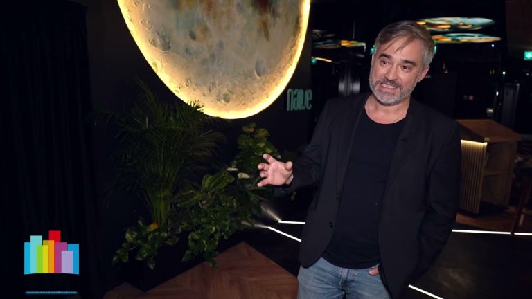 Sky bar urban cu design industrial-glamour/VIDEO