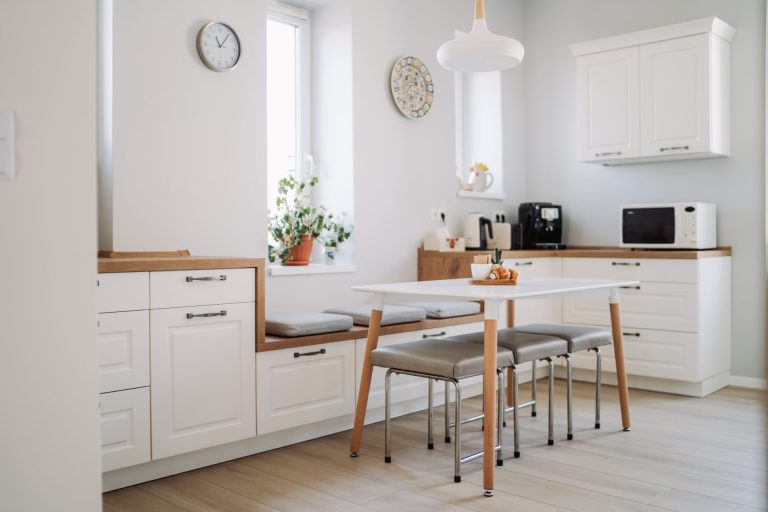 Tora Miklossi, „Croitoreasa de bucătării”