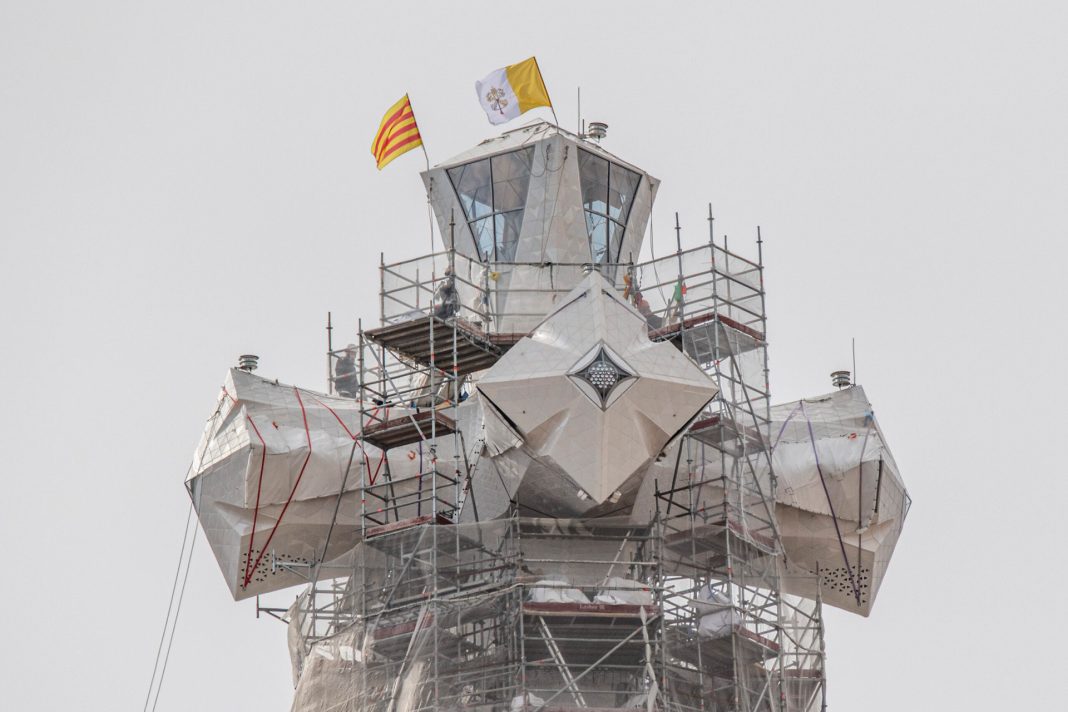 steaguri-vatican-catalonia-pe-turnul-lui-isus-sagrada-familia Steagurile Vaticanului și al Cataloniei pe Turnul lui Isus, cel mai înalt turn al Catedralei Sagrada Familia (172,5m).