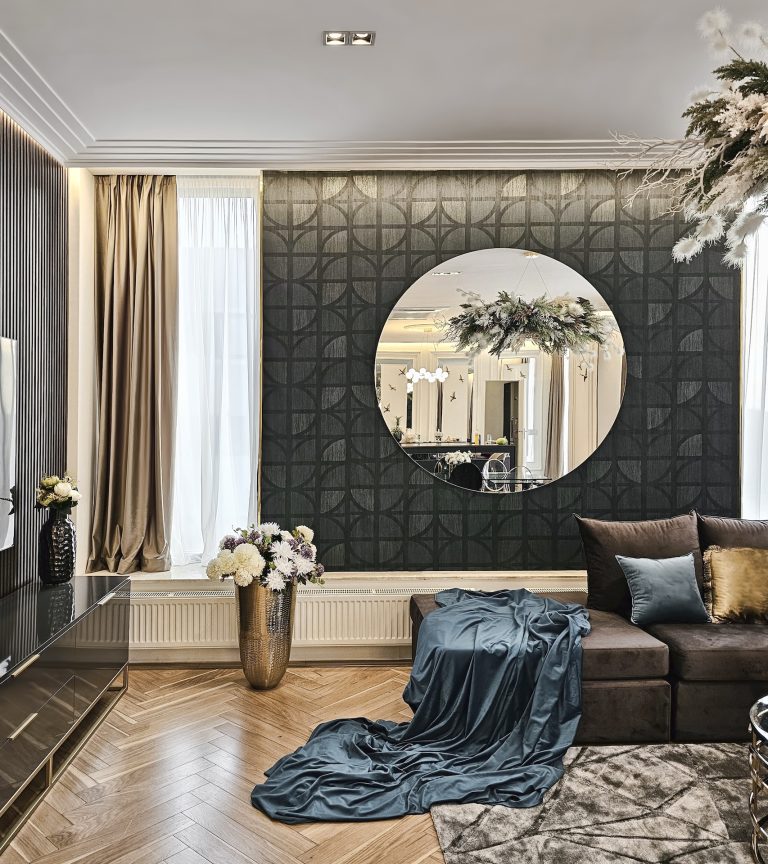 Un proiect în care marmura, suprafețele oglindite, tonurile profunde și accentele aurii compun o locuință urbană sofisticată