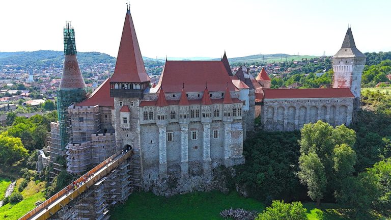 Restaurarea Castelului Corvinilor: proiectul care readuce la viață un simbol medieval