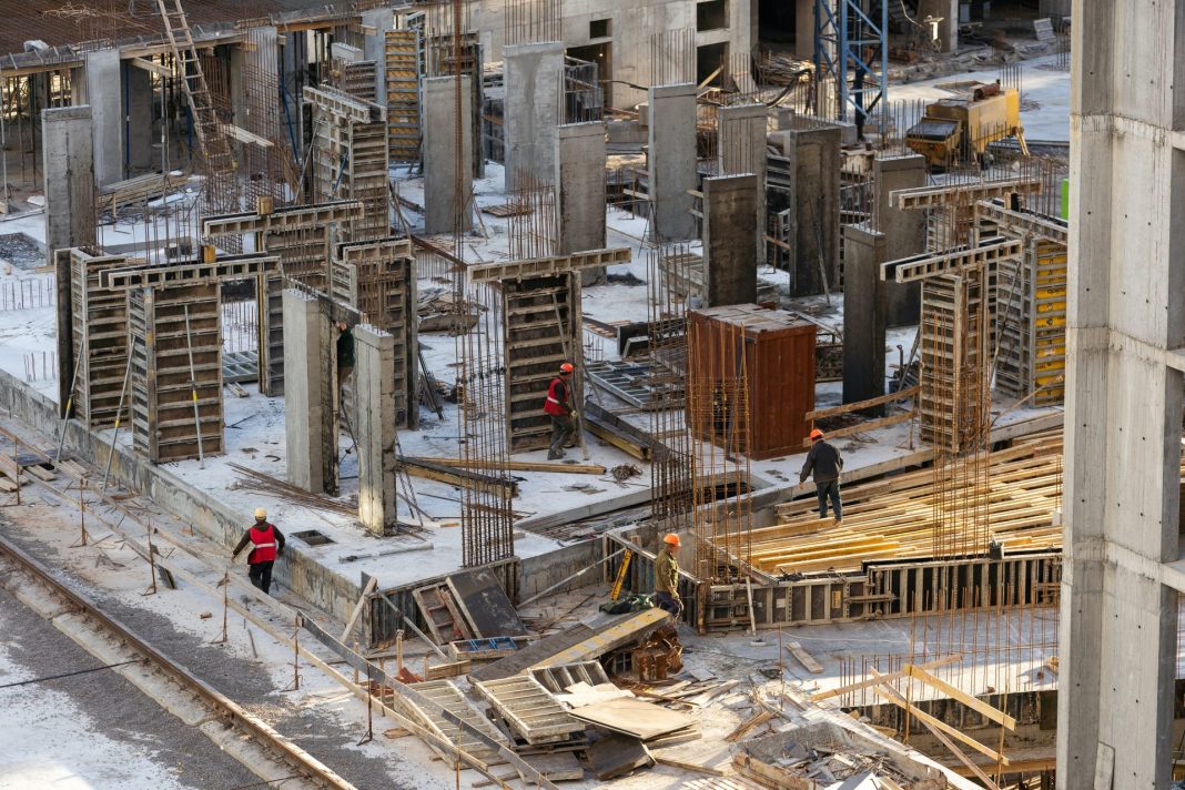 Bloc de apartamente în construcție în contextul publicării noilor reglementări privind preapartamentarea și înscrierea apartamentelor neconstruite în cadastru