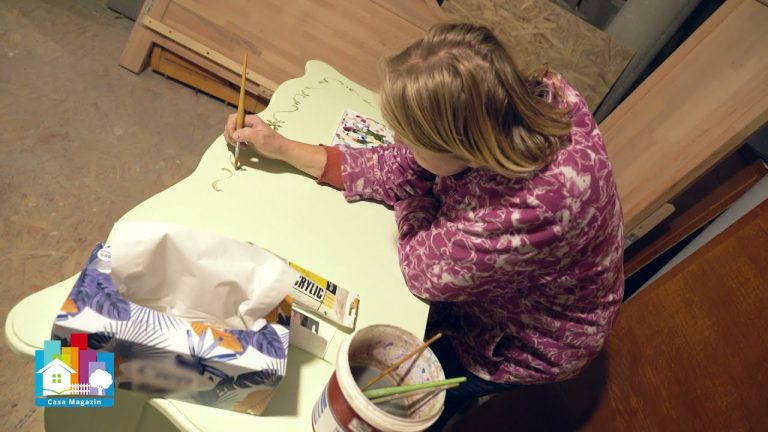 Arta care îți personalizează casa. Cum se realizează mobila din lemn masiv pictată manual/VIDEO