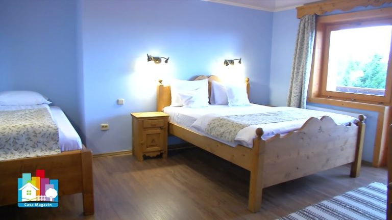 Pensiune românească realizată din lemn și piatră naturală, în stil alpin