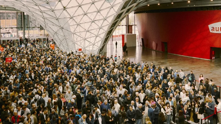 Design regenerativ la Milano Design Week 2026: tendințe și direcții noi pentru interioare.