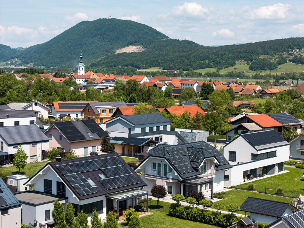 Panouri fotovoltaice - distribuite gratuit pentru locuitorii unei comune prahovene