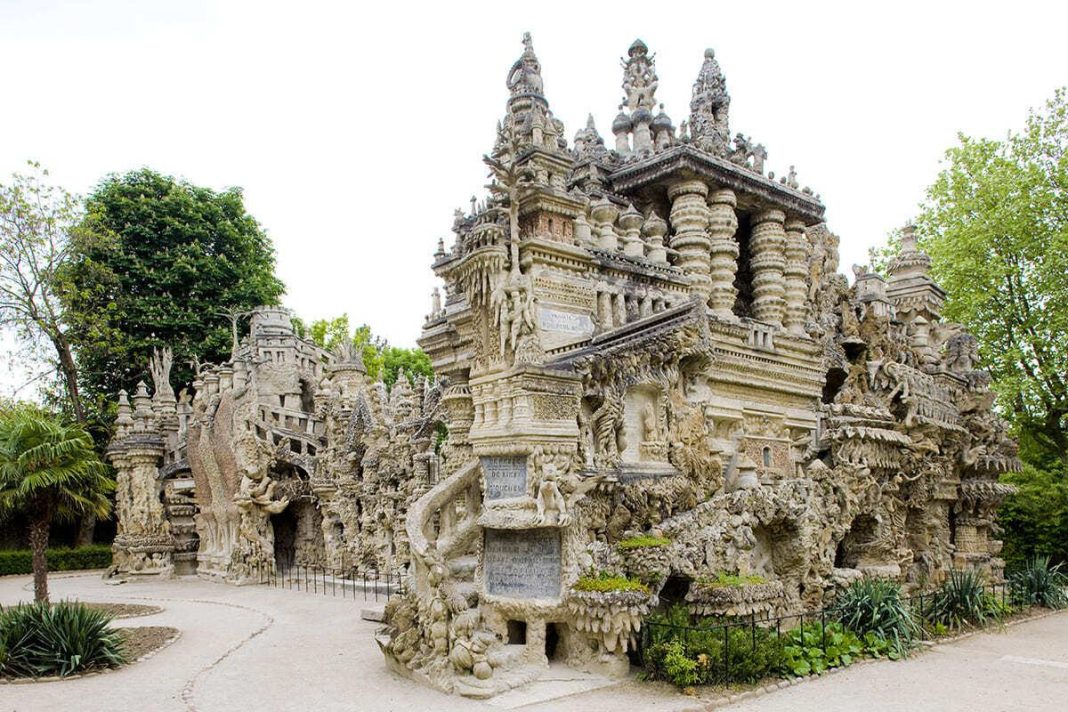 Palais Idéal - castelul fascinant din Franța costruit, piatră cu piatră, de un poștaș, vreme de 33 de ani