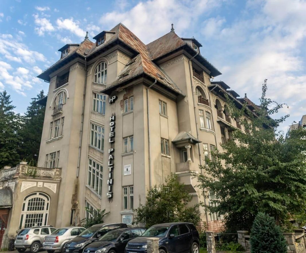 Se vinde Hotelul Păltiniș din Sinaia. Cât costă clădirea istorică emblematică a Văii Prahovei