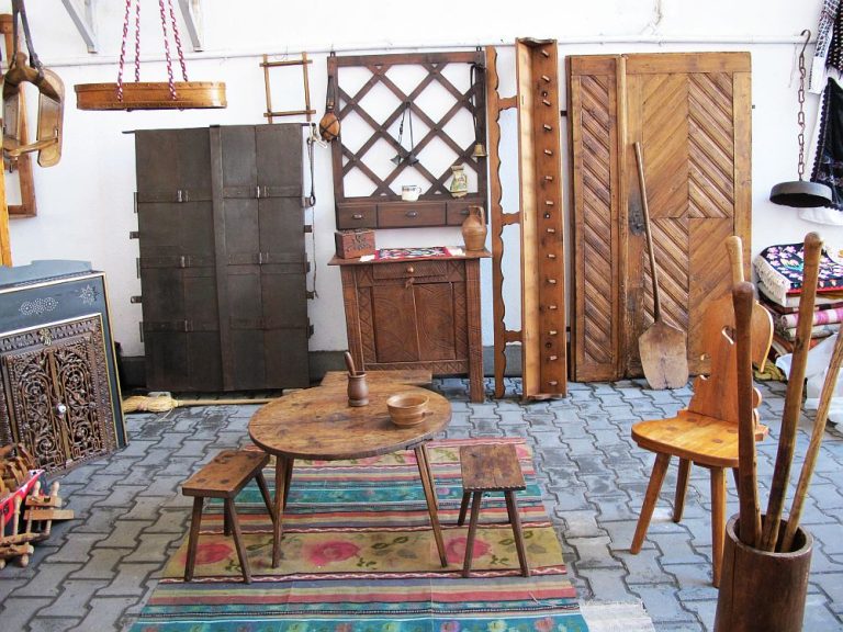 Obiecte vechi reinventate. Cum transformi mobilierul vechi sau feroneria în piese de design contemporan