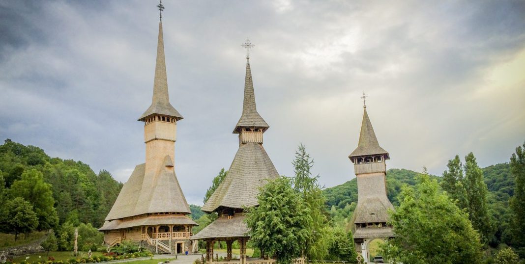 Cele mai spectaculoase biserici de lemn pe care le poți vizita în vacanță_sursa foto thehappykid.blog