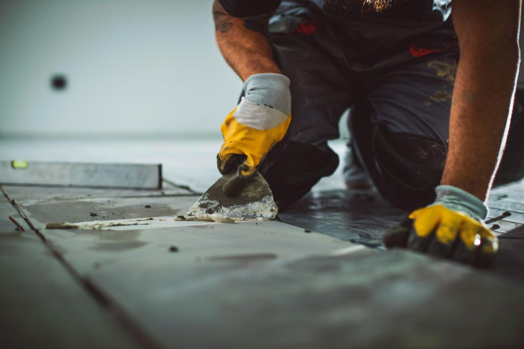 Aplicarea chitului între plăci. Sursa foto Raymond Petrik_Unsplash