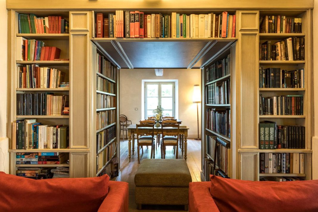 Bibliotecă integrată în jurul unei uși 3. Sursa foto Francesco Ungaro_Unsplash