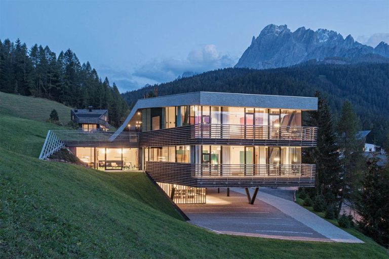 Case construite în pantă. Cum se adaptează arhitectura la geometria terenului