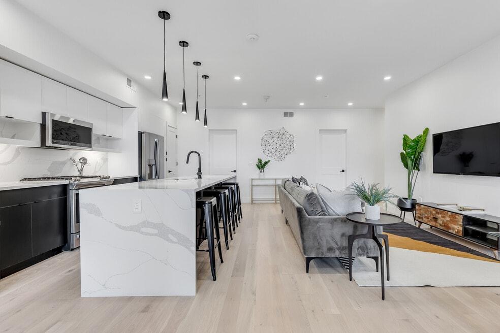 Interior contemporan cu pereți în tonuri neutre. Sursa foto Curtis Adams_Pexels