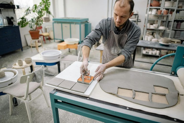 Plăcile ceramice artizanale; ce le diferențiază de produsele industriale
