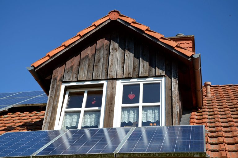 Țigla solară vs panourile fotovoltaice; diferențe de montaj și aspect